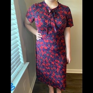Midi floral dress with tie at neck